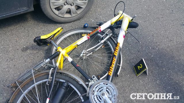 Автомобиль сбил пожилого велосипедиста. Фото: Влад Антонов