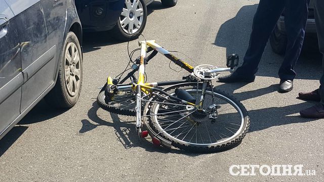 <p>Автомобіль збив літнього велосипедиста. Фото: Влад Антонов</p>