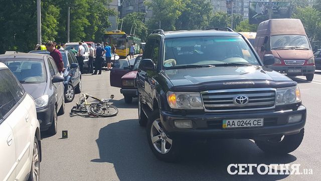 <p>Автомобіль збив літнього велосипедиста. Фото: Влад Антонов</p>