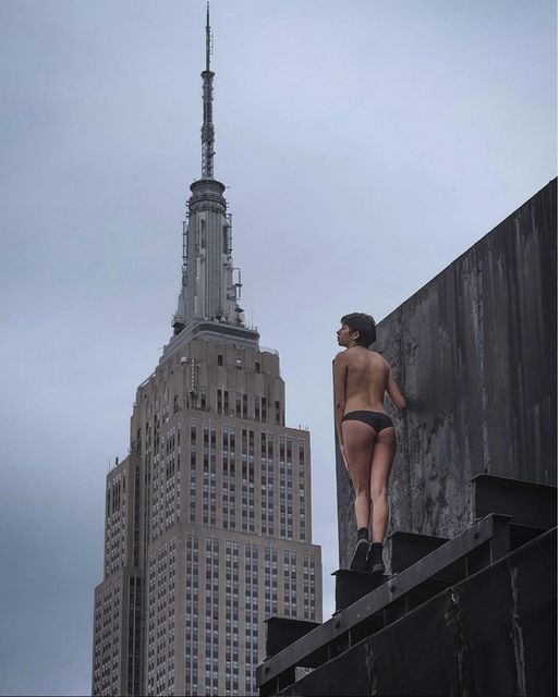 Обнаженные девушки на крышах Нью-Йорка. Фото: instagram.com/mamudsny