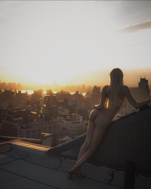 Обнаженные девушки на крышах Нью-Йорка. Фото: instagram.com/mamudsny