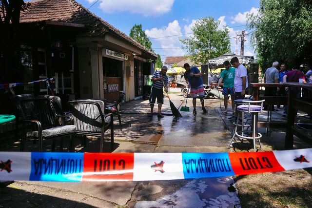 В сербском городе Житиште мужчина застрелил в кафе пять человек, еще около 20 получили ранения. Фото: AFP