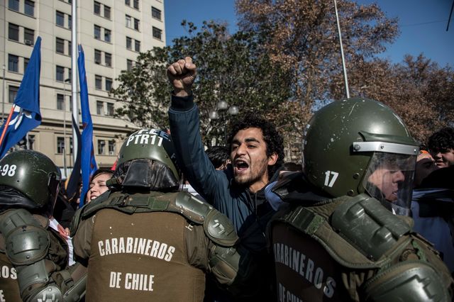 Протесты студентов в Чили переросли в столкновения с полицией. Учащиеся требуют скорейшего внедрения реформ, благодаря которым станет доступнее бесплатное образование. Фото: AFP
