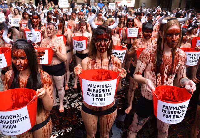 В Испании на улицы с требованием запретить корриду вышли активисты. Противники жестоких зрелищ облили себя красной краской, символизирующей кровь. Фото: AFP