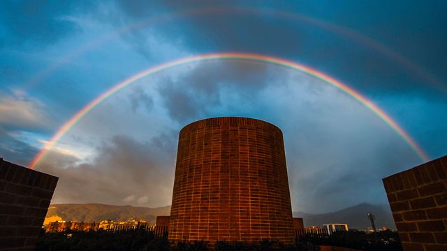 Красивая радуга на фоне заката попала в объектив. Фото: AFP