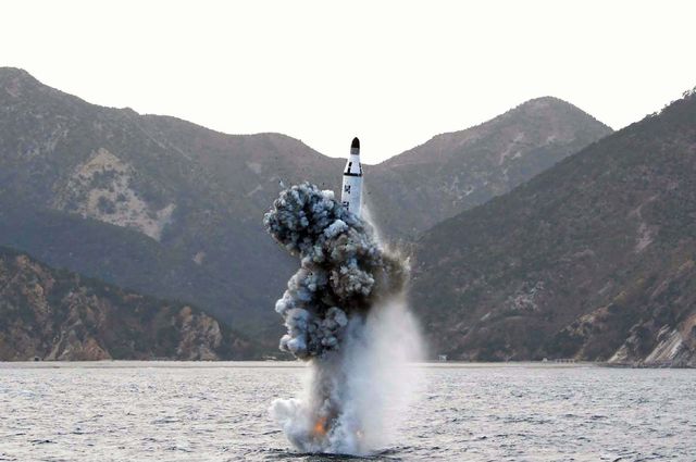 Власти КНДР провели испытания баллистической ракеты. Вооружение было запущено с подводной лодки в Японском море в восточном регионе. Фото: AFP