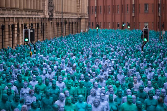 По улицам английского города Халле прошлись более трех тысяч человек, с ног до головы выкрашенных в синий цвет. Фото: AFP