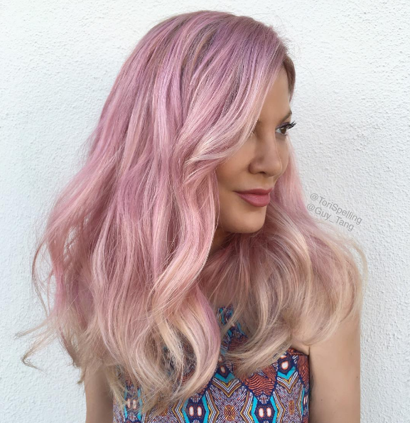 <p>Актрисі личить новий колір волосся. Фото: instagram.com/torispelling</p>