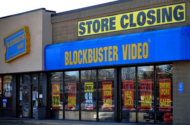 У 1997 році Марк Рендольф забув повернути касету в прокатний пункт, що належав фірмі Blockbuster, і змушений був заплатити штраф в $ 40. Це настільки його зачепило, що він став співзасновником Netflix – компанії, що поставляє фільми на замовлення. Вона не тільки розорила Blockbuster, а й стала однією з найвідоміших мультимедійних компаній в світі, що коштує на сьогоднішній день близько 40 мільярдів доларів.