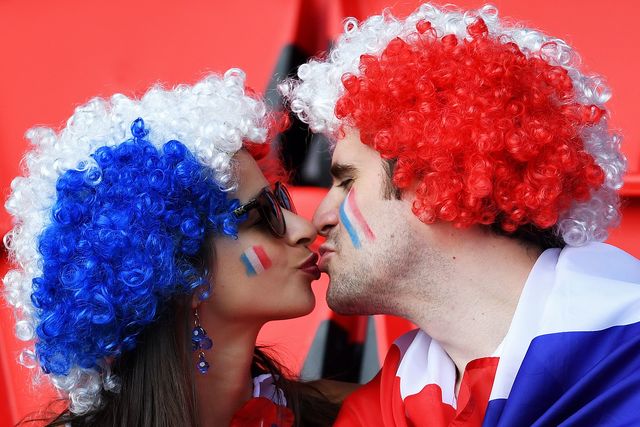 Поцелуи разглаживают морщинки. Фото: AFP