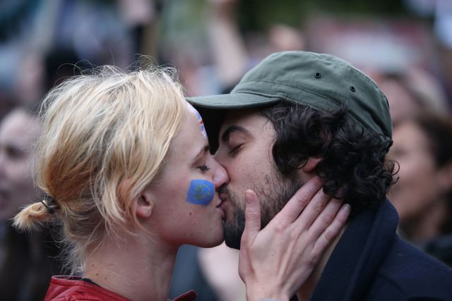 <p><span>Поцілунки розгладжують зморшки. Фото: AFP</span></p>