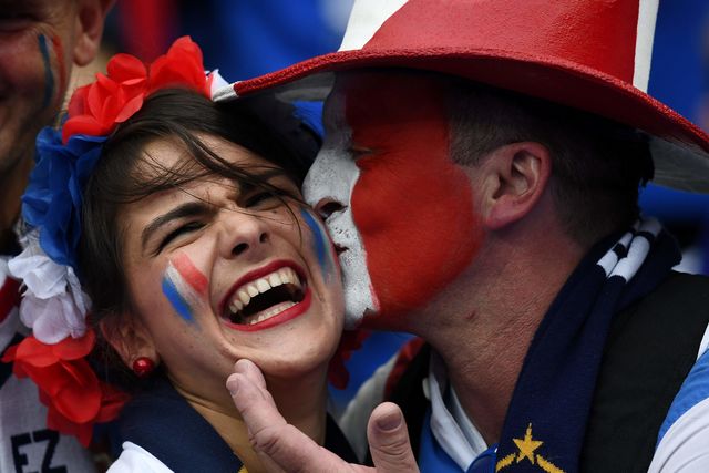 Поцелуи разглаживают морщинки. Фото: AFP