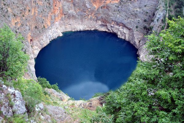 Червоне озеро, Хорватія. Глибина цієї воронки складає 530 метрів. Утворилася вона, коли обрушилися склепіння підземної печери. Тепер це найпрекрасніше озеро обсягом 25-30 мільйонів кубометрів.