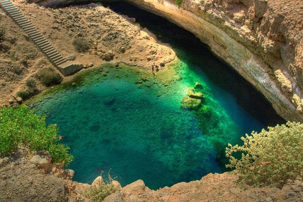 Бімма Оман. Це невелика криниця, глибина якого складає близько 30 метрів. Вона наповнена найчистішою прозорою водою, а на дні є довгий 500-метровий тунель, який веде прямо в море, через що тут змішується прісна і морська вода.