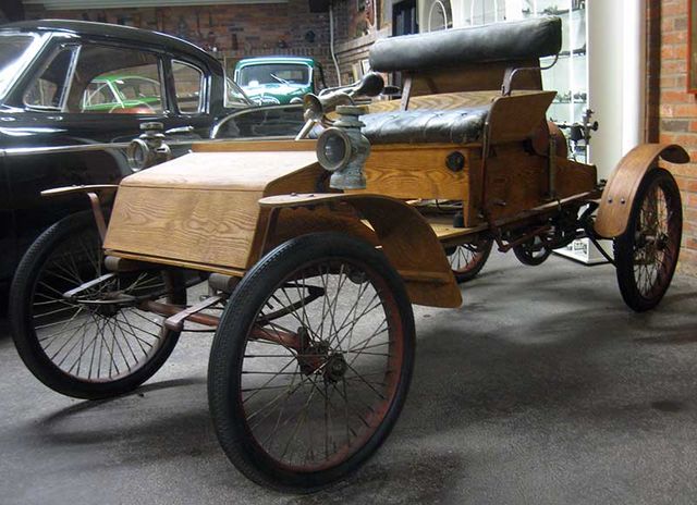 Allvelo. Компанія з міста Ладскруна виробляла автомобілі з 1903 по 1907 рік. Дивно те, що левова частина деталей були виконані з дерева (крім хіба що рами, двигуна і гальм). Крім того, моделі Allvelo мали назви, що для тих років було нехарактерно (зазвичай моделі називали літерами алфавіту або за потужністю двигуна). На знімку – модель Allvelo Orient.
