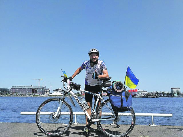 За Украину! Велосипедист с сине-желтыми флагами привлекал внимание европейцев. Фото из архива О. Авдеева