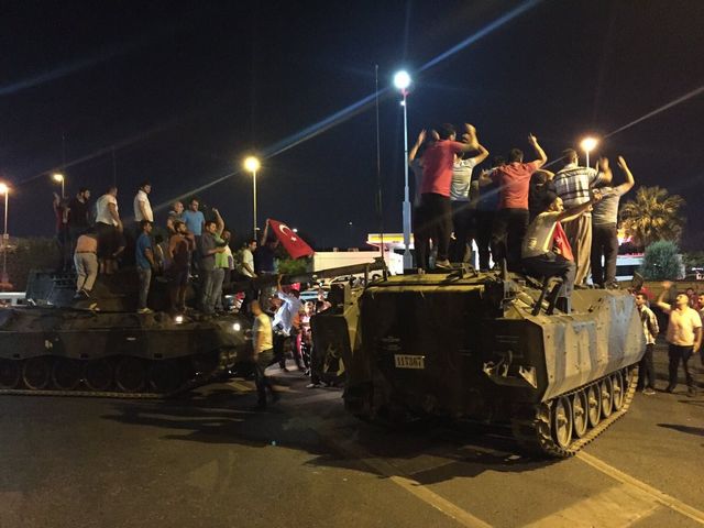 Люди захватили танки. Фото: Твиттер