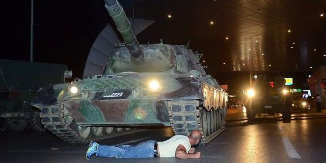 <p>Люди захопили танки. Фото: Твіттер</p>