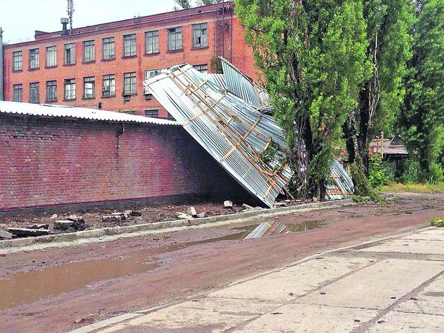 Ураган. У Харкові через сильний вітер зривали металеві листи дахів, але дивом ніхто не постраждав. Фото: vk.com
