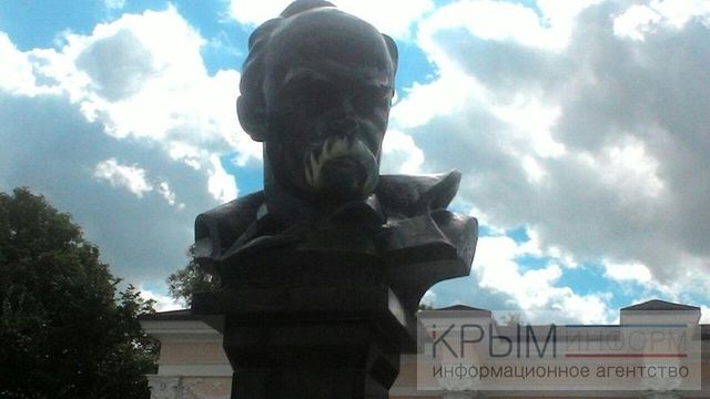 Памятник раскрасили. Фото: соцсети, Крыминформ