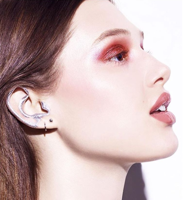 <p>Новий б'юті-тренд, який підкорює соцмережі, вже отримав назву ear makeup. Фото: Інтернет</p>