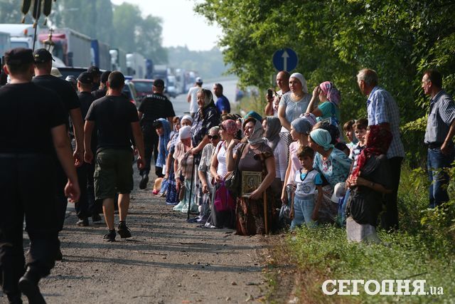 Участники Крестного хода идут в Киев. Фото: Д.Павлов