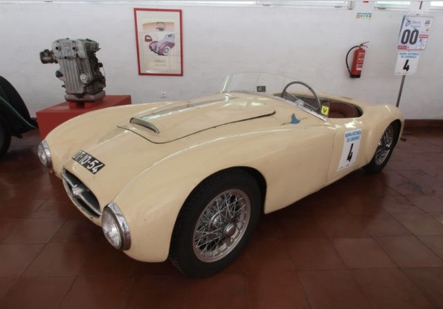 Alba. Спортивные автомобили, построенные суммарно в четырёх экземплярах с 1952 по 1961 год инженером Антонио Аугусто Мартинсом Перейрой. Машины успешно выступали в гонках, до наших дней сохранилось два экземпляра.