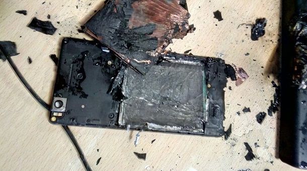 Последствия взрыва телефона. Фото: xda-developers.com