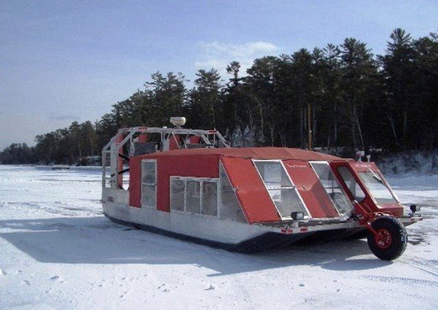 Ice Angel в штаті Вісконсін, США, катає всіх бажаючих на острів Мадлен взимку, коли не працює паром.