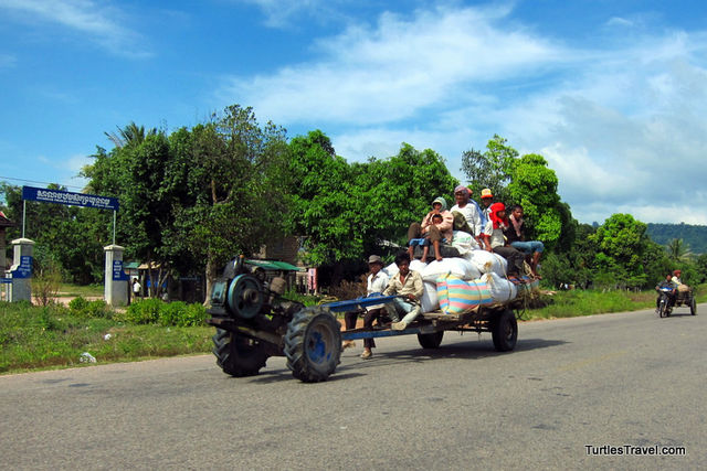 Це не поодиноке творіння механіка-любителя: на таких в Камбоджі їздять всі. Інгредієнти: будь-який двигун, пара коліс і віз.