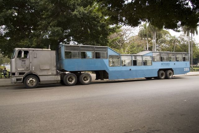 Зачем покупать новый автобус, если можно сделать его из старой фуры? Так решают проблемы общественного транспорта на Кубе<br />
