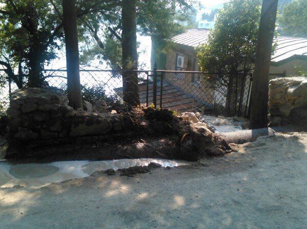 В Алупке прорвало канализацию. Фото: соцсети