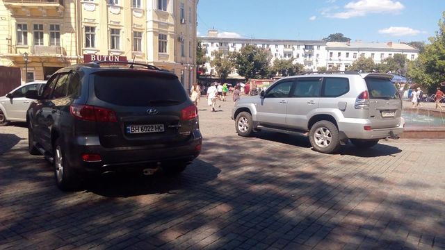<p>Зону для пішоходів зайняли автомобілі. Фото: Дарина Сидорівська і Олег Шпак, "Фейсбук"</p>