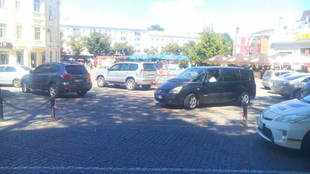 <p>Зону для пішоходів зайняли автомобілі. Фото: Дарина Сидорівська і Олег Шпак, "Фейсбук"</p>