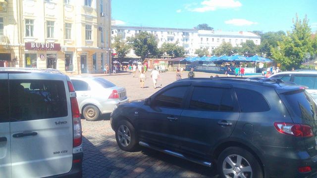 Зону для пешеходов заняли автомобили. Фото: Дарья Сидоровская и Олег Шпак, "Фейсбук"