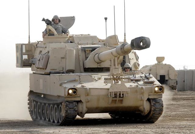 M109 Howitzer похожа на танк, но не это не танк, а самоходная артиллерийская установка класса самоходных гаубиц. Куртящий момент двигателя — 2538 кг/м.<br />
