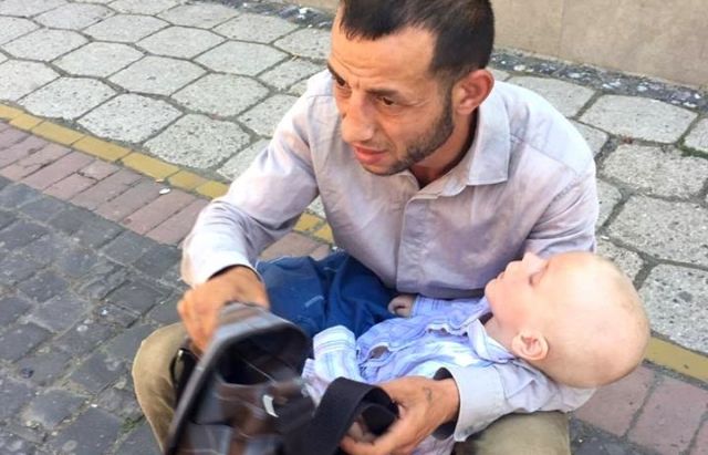 Мужчина ради наживы использовал больного ребенка. Фото: mukachevo.net, патрульная полиция Закарпатья.