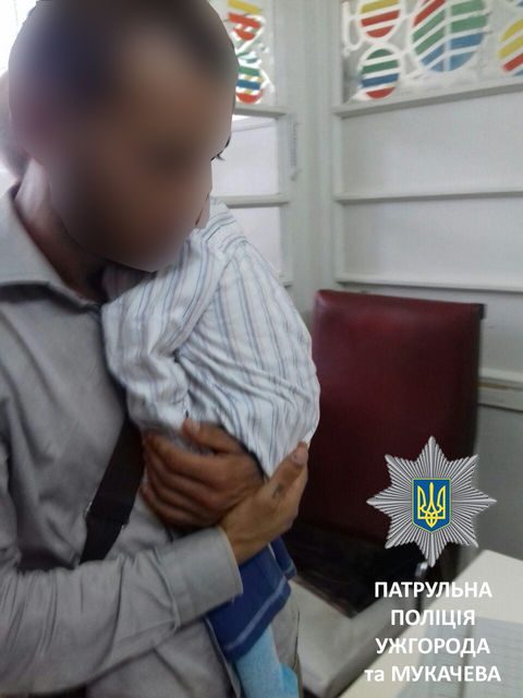 Мужчина ради наживы использовал больного ребенка. Фото: mukachevo.net, патрульная полиция Закарпатья.