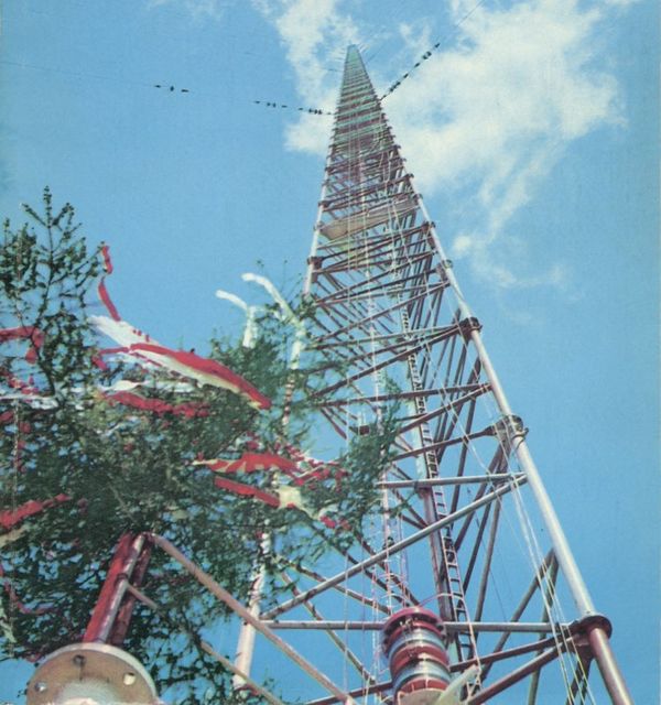 2 место: Варшавская радиомачта. Радиовышка около города Константинов, Польша. К сожалению, она была разрушена в 1991 году. Впрочем, ее размеры все равно поражают — телебашня возносилась над землей на 646,38 метров. 