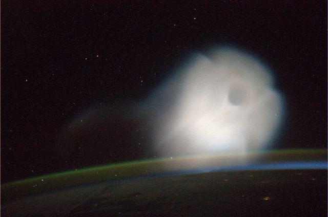 В октябре 2013 года команда МКС наблюдала странное медузообразное облако над Землёй. Позже выяснилось, что это был след от российской ракеты, запущенной из Казахстана. Но были и другие случаи возникновения странных облаков, в том числе с молниями, бьющими из них в космос. Учёные надеются понять природу подобных феноменов с помощью дальнейших наблюдений.<br />
