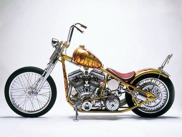 Indian Larry. Классическая кастомная мастерская из Бруклина, делает заказные мотоциклы в единственном экземпляре (в основном — чопперы). На снимке — Indian Larry Daddy O (2003).<br />

