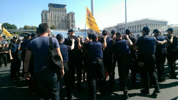<p>Правоохоронці змушені були відтіснити мітингувальників. Фото: kyiv.npu.gov.ua</p>
