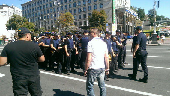 <p>Правоохоронці змушені були відтіснити мітингувальників. Фото: kyiv.npu.gov.ua</p>
