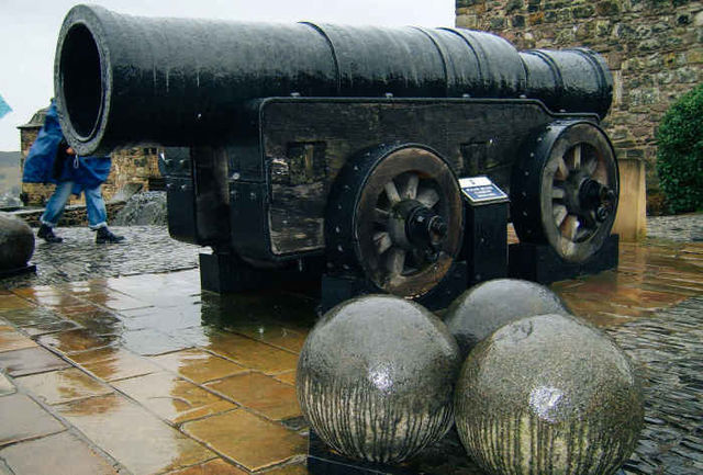 Шотландська облогова гармата Mons Meg володіла феноменальним калібром в 520 мм. Це знаряддя використовувалося з 1449 по 1680 рік. Його основне призначення – розносити в пил кріпосні стіни за допомогою кам'яних, металевих і кам'яно-металевих снарядів.
