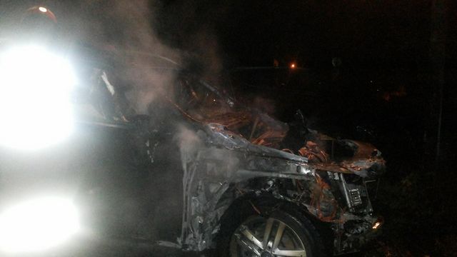 <p>У Львові на вулиці Мушака згоріли два автомобілі &laquo;Mercedes-Benz&raquo;. Фото: Varta1 (соцмережі)</p>