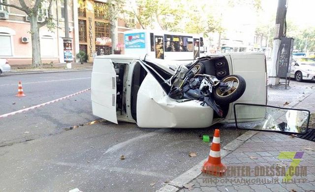 <p>Мотоцикліст на швидкості врізався в припаркований автомобіль. Фото: infocenter-odessa.com</p>