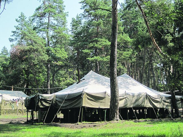 Военный быт. С первых дней курсанты-парни живут в палатках. Фото: А. Макаренко