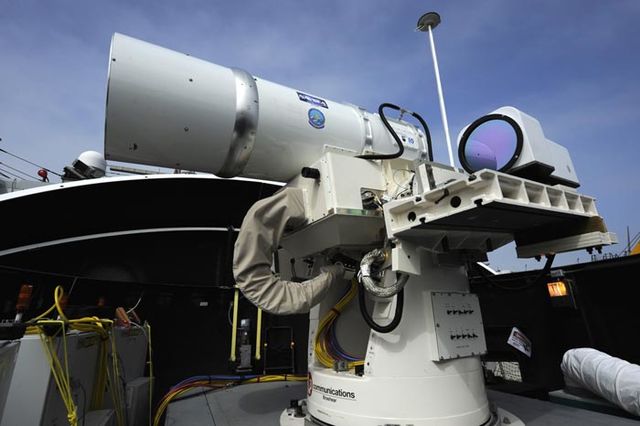 Компания Lockheed Martin создает боевой лазерный модуль, мощность которого можно наращивать путем простого добавления новых излучателей. В апреле 2104 года компания произвела и испытала боевой волоконный лазер мощностью 60 киловатт. Установка в будущем войдет в состав боевой машины HEL MD.
