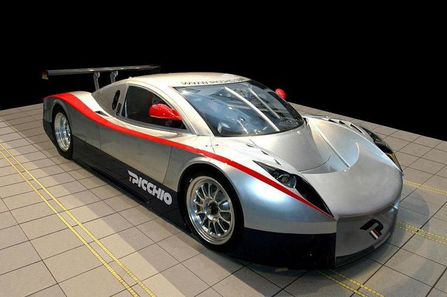 Picchio. Невелика компанія з міста Анкарано, яка будує кузовні спорткари для різних серій з 1989 року. На знімку – Picchio D2 Daytona Coupe (2003). Існує також її дорожня версія.