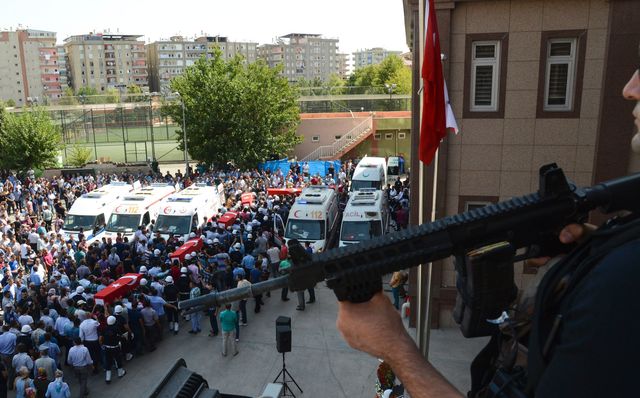 У Туреччині попрощалися c поліцейськими, які напередодні загинули в результаті вибухів. Церемонія прощання пройшла при підвищених заходах безпеки. Фото: AFP